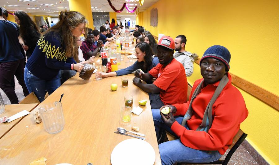 Un grupo de alumnos del colegio Jesuitak compartió mesa con personas sin hogar.