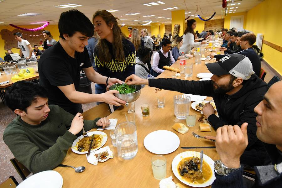 Un grupo de alumnos del colegio Jesuitak compartió mesa con personas sin hogar.