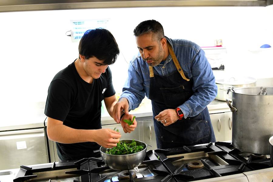 Un grupo de alumnos del colegio Jesuitak compartió mesa con personas sin hogar.