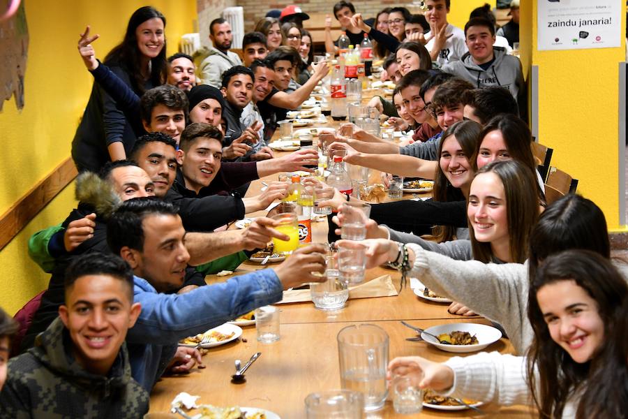 Un grupo de alumnos del colegio Jesuitak compartió mesa con personas sin hogar.