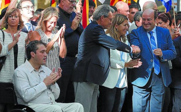 El presidente jeltzale, Andoni Ortuzar, saluda a Artur Mas en la reciente Diada de Cataluña. 