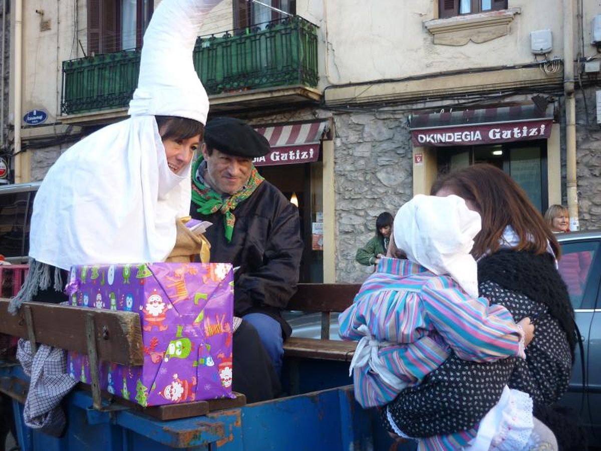 Olentzero y Mari Domingi llegan a Pasaia