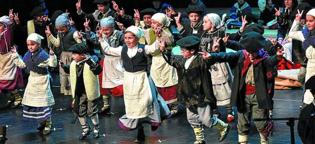 Cuento musical. Los pequeños alumnos de los talleres musicales de la Escuela de Múscia disfrutaron durante su actuación en el auditorio del centro cultural. 