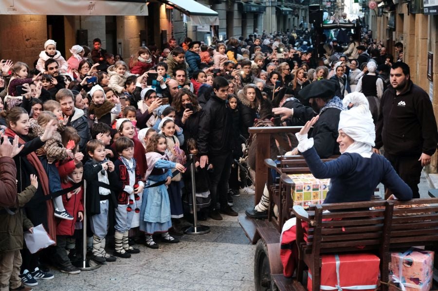 Tras recoger las cartas de los más pequeños, Olentzero y Mari Domingi recorrieron las calles del centro donostiarra donde han repartido caramelos, regalos y, sobre todo, mucha ilusión.