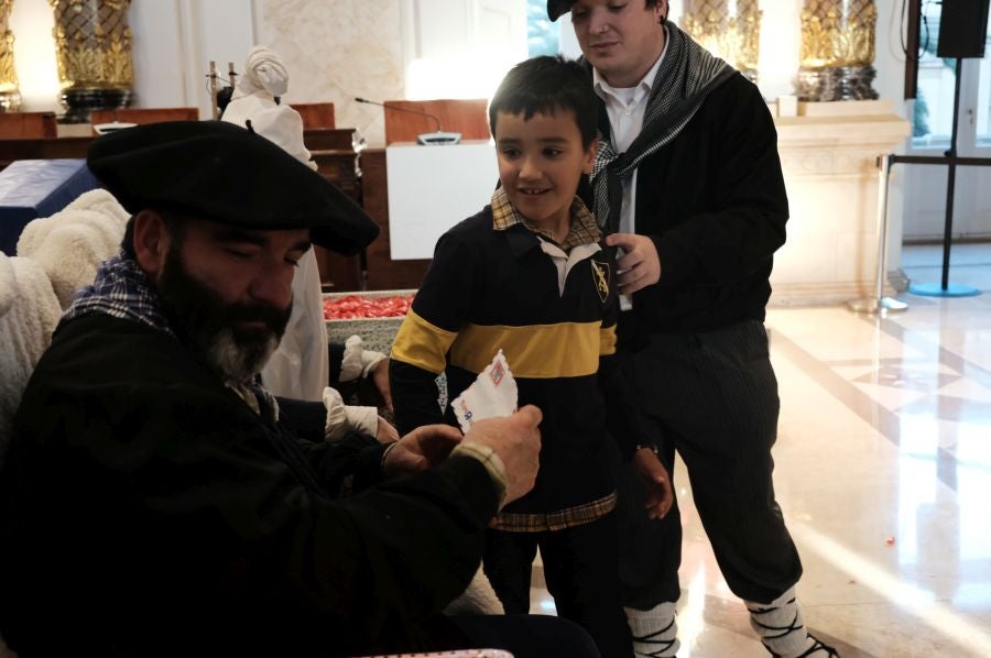Tras recoger las cartas de los más pequeños, Olentzero y Mari Domingi recorrieron las calles del centro donostiarra donde han repartido caramelos, regalos y, sobre todo, mucha ilusión.