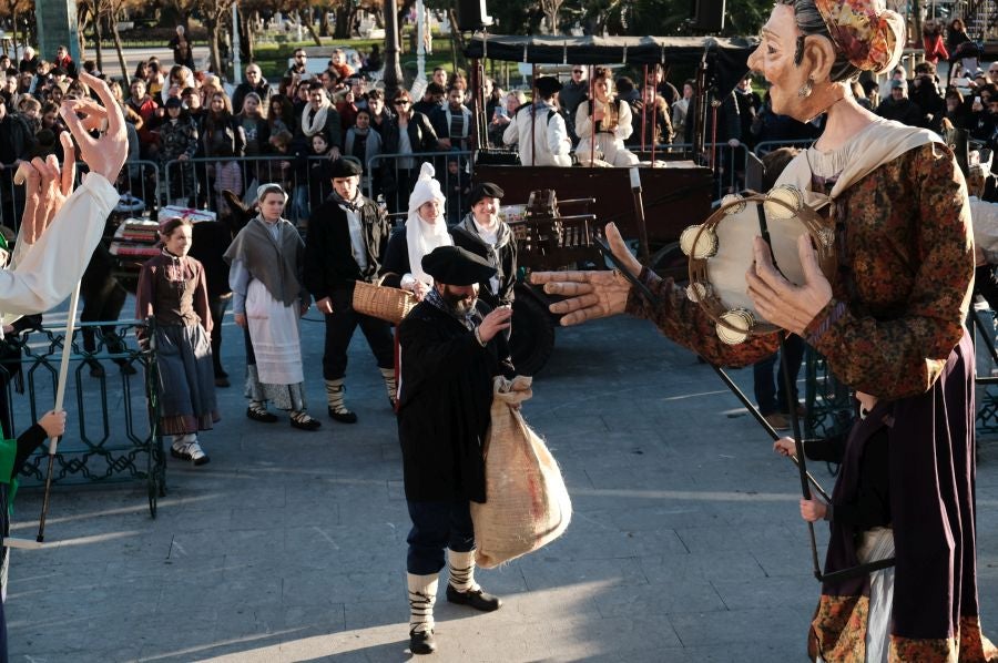 Tras recoger las cartas de los más pequeños, Olentzero y Mari Domingi recorrieron las calles del centro donostiarra donde han repartido caramelos, regalos y, sobre todo, mucha ilusión.