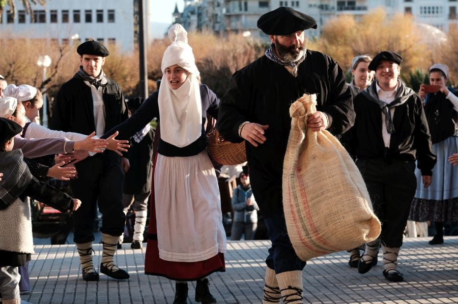 Tras recoger las cartas de los más pequeños, Olentzero y Mari Domingi recorrieron las calles del centro donostiarra donde han repartido caramelos, regalos y, sobre todo, mucha ilusión.