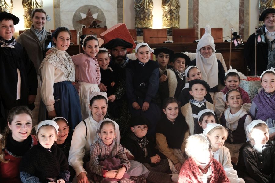 Tras recoger las cartas de los más pequeños, Olentzero y Mari Domingi recorrieron las calles del centro donostiarra donde han repartido caramelos, regalos y, sobre todo, mucha ilusión.