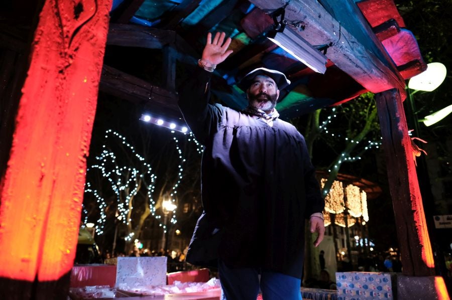 Tras recoger las cartas de los más pequeños, Olentzero y Mari Domingi recorrieron las calles del centro donostiarra donde han repartido caramelos, regalos y, sobre todo, mucha ilusión.