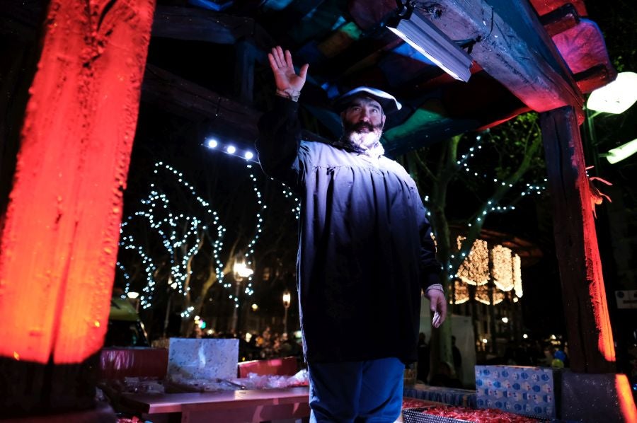 Tras recoger las cartas de los más pequeños, Olentzero y Mari Domingi recorrieron las calles del centro donostiarra donde han repartido caramelos, regalos y, sobre todo, mucha ilusión.