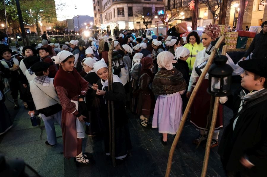 Tras recoger las cartas de los más pequeños, Olentzero y Mari Domingi recorrieron las calles del centro donostiarra donde han repartido caramelos, regalos y, sobre todo, mucha ilusión.