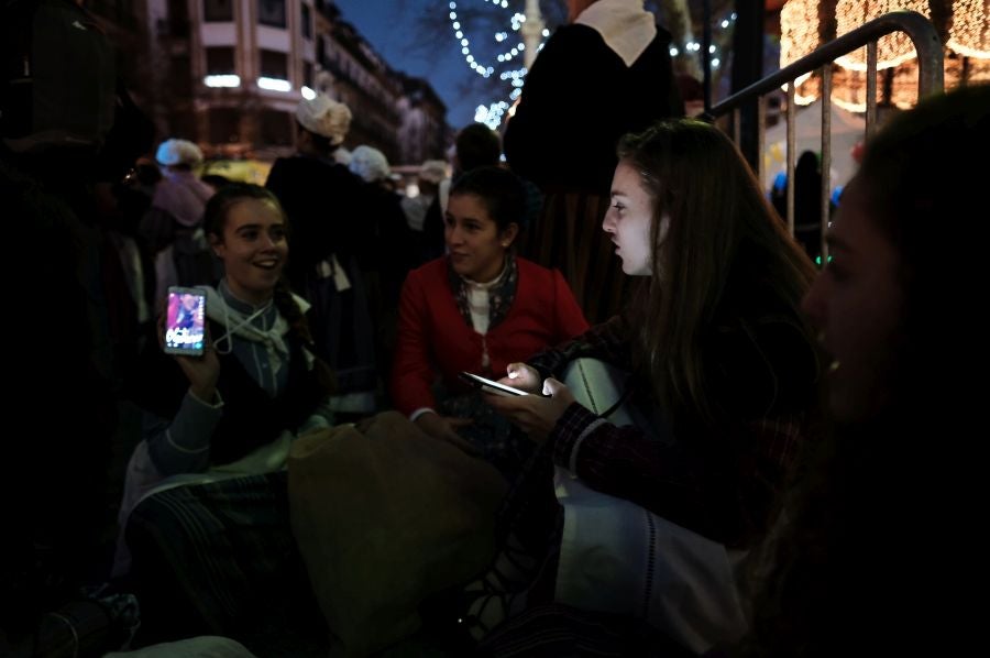 Tras recoger las cartas de los más pequeños, Olentzero y Mari Domingi recorrieron las calles del centro donostiarra donde han repartido caramelos, regalos y, sobre todo, mucha ilusión.