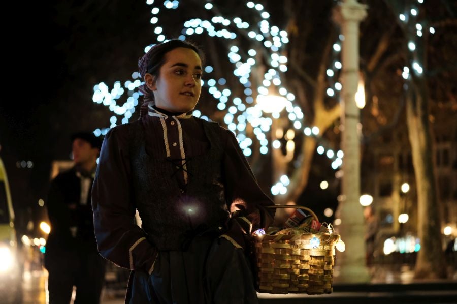 Tras recoger las cartas de los más pequeños, Olentzero y Mari Domingi recorrieron las calles del centro donostiarra donde han repartido caramelos, regalos y, sobre todo, mucha ilusión.