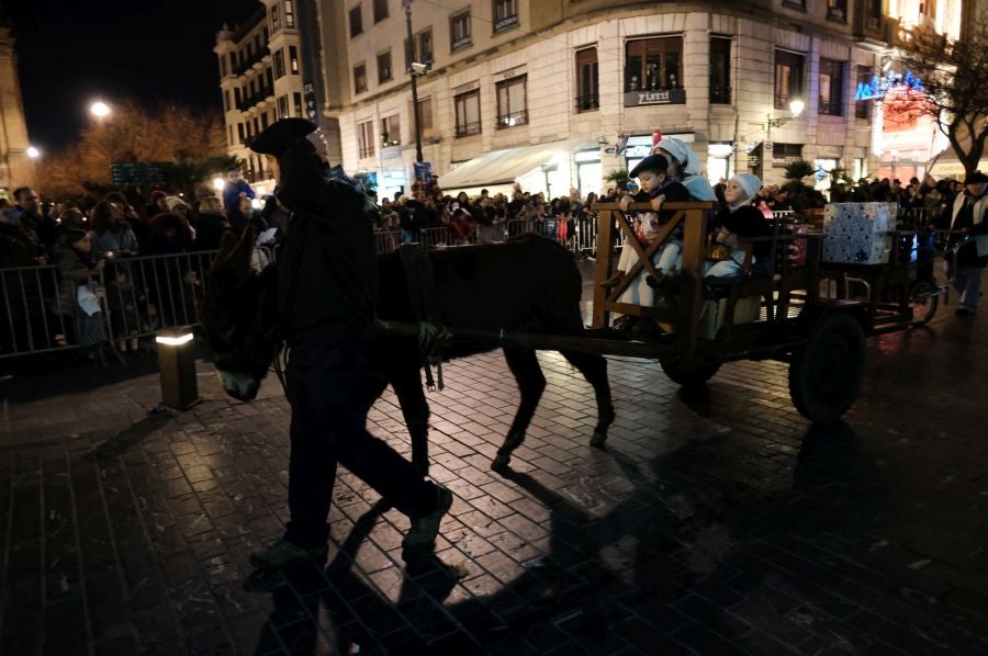 Tras recoger las cartas de los más pequeños, Olentzero y Mari Domingi recorrieron las calles del centro donostiarra donde han repartido caramelos, regalos y, sobre todo, mucha ilusión.