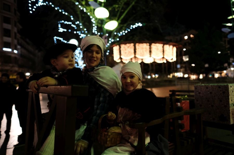 Tras recoger las cartas de los más pequeños, Olentzero y Mari Domingi recorrieron las calles del centro donostiarra donde han repartido caramelos, regalos y, sobre todo, mucha ilusión.
