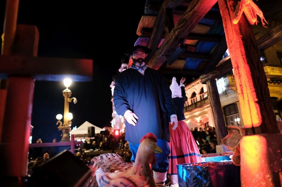 Tras recoger las cartas de los más pequeños, Olentzero y Mari Domingi recorrieron las calles del centro donostiarra donde han repartido caramelos, regalos y, sobre todo, mucha ilusión.