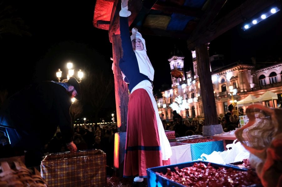 Tras recoger las cartas de los más pequeños, Olentzero y Mari Domingi recorrieron las calles del centro donostiarra donde han repartido caramelos, regalos y, sobre todo, mucha ilusión.