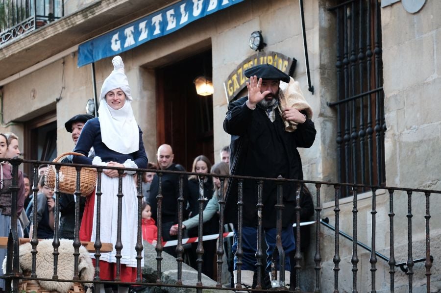 Tras recoger las cartas de los más pequeños, Olentzero y Mari Domingi recorrieron las calles del centro donostiarra donde han repartido caramelos, regalos y, sobre todo, mucha ilusión.