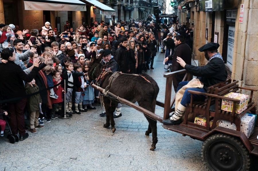 Tras recoger las cartas de los más pequeños, Olentzero y Mari Domingi recorrieron las calles del centro donostiarra donde han repartido caramelos, regalos y, sobre todo, mucha ilusión.