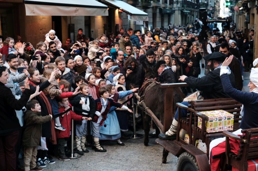 Tras recoger las cartas de los más pequeños, Olentzero y Mari Domingi recorrieron las calles del centro donostiarra donde han repartido caramelos, regalos y, sobre todo, mucha ilusión.