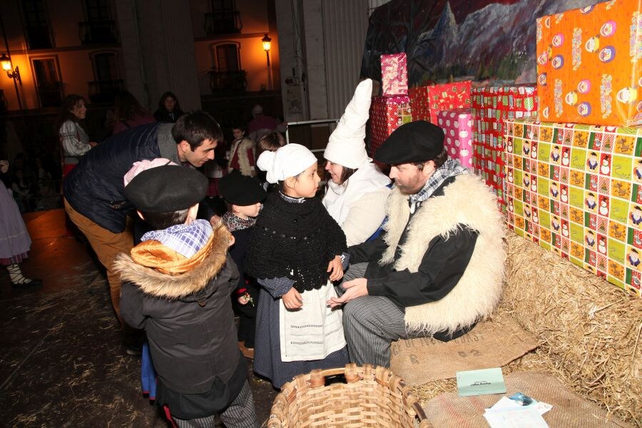 Los niños y niñas de Ordizia disfrutaron de lo lindo con la visita de Olentzero y Mari Domingi. 