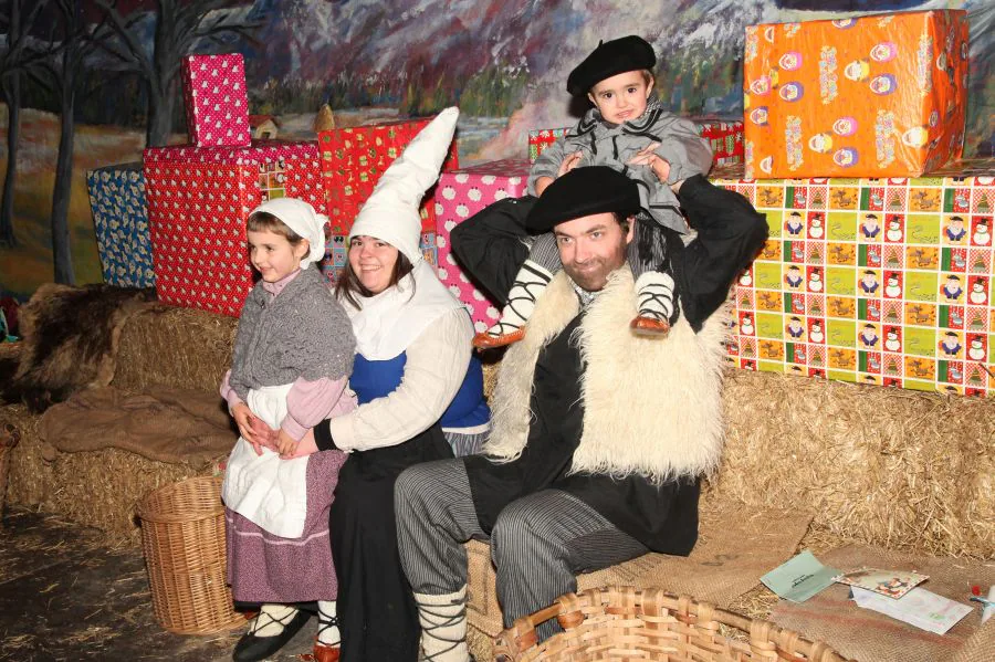 Los niños y niñas de Ordizia disfrutaron de lo lindo con la visita de Olentzero y Mari Domingi. 