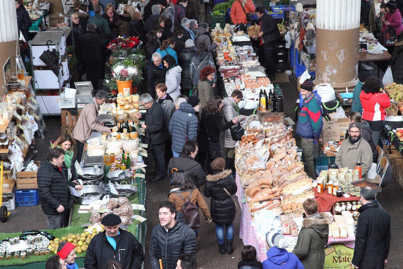 El mercado extraordinario de Navidad sufre los embates de un tiempo muy desapacible