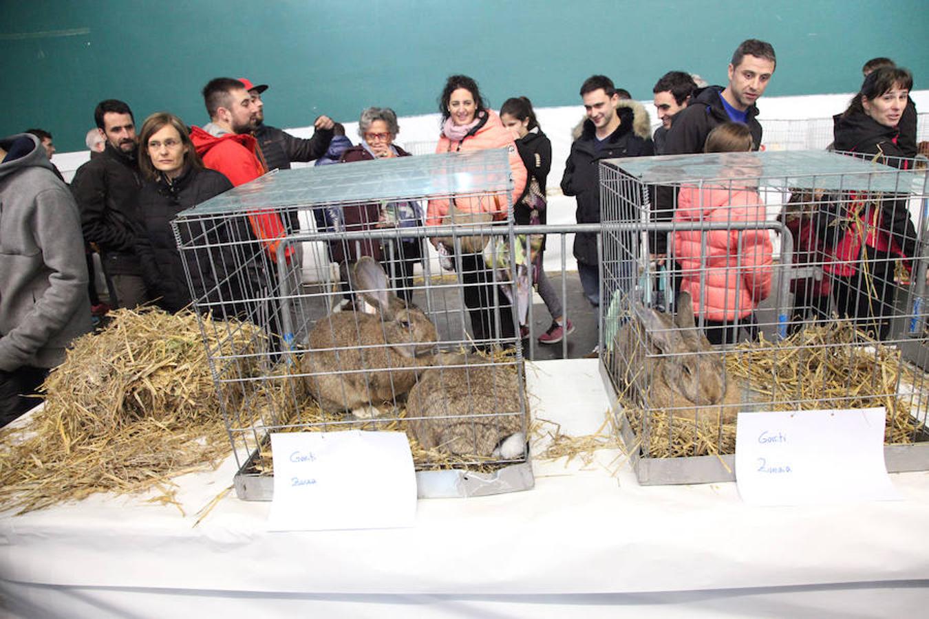 El mercado extraordinario de Navidad sufre los embates de un tiempo muy desapacible