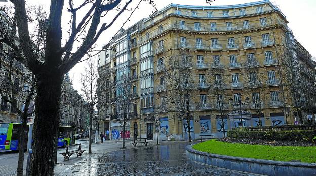 La fachada curva del edificio conforma, junto a las otras dos edificaciones del mismo estilo, la actual plaza de Bilbao. 
