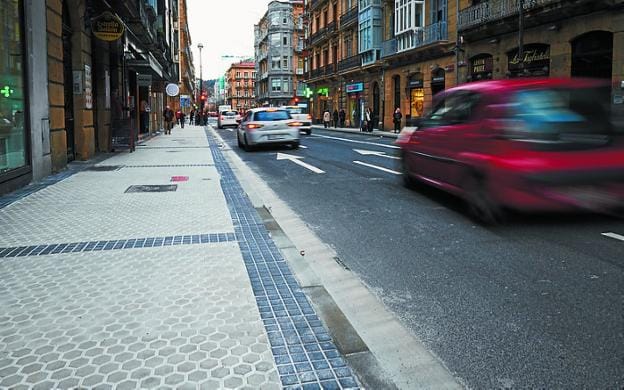 La acera del lado de los números pares luce ya más ancha. 