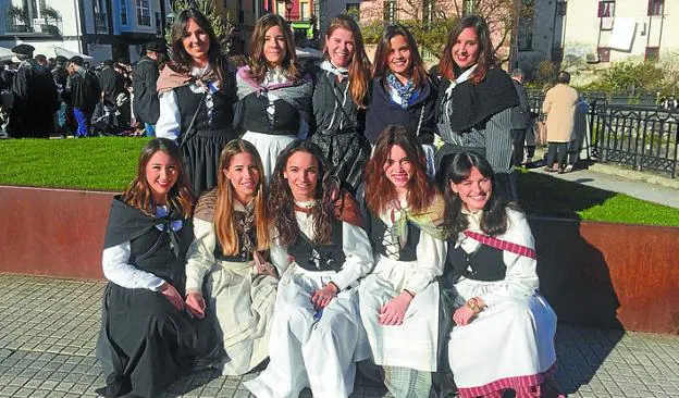 Ambiente. Los alumnos de trikitixa en Igartza vestidos a la antigua usanza como este grupo de jóvenes beasaindarras.
