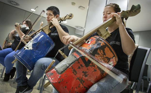 Ensayo en Madrid de la Orquesta de Instrumentos Reciclados de Cateura.