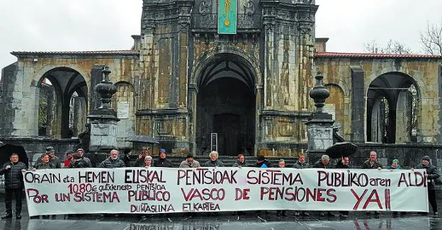 Concentración. Miembros de Duintasuna Elkartea reclamaban ayer en Goikoplaza un sistema público vasco de pensiones.
