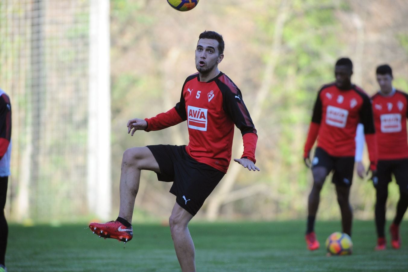 El centrocampista senegalés con pasaporte francés Pape Diop, segundo fichaje del Eibar en el mercado de invierno, se ha estrenado con sus compañeros este sábado en el entrenamiento desarrollado en Atxabalpe.