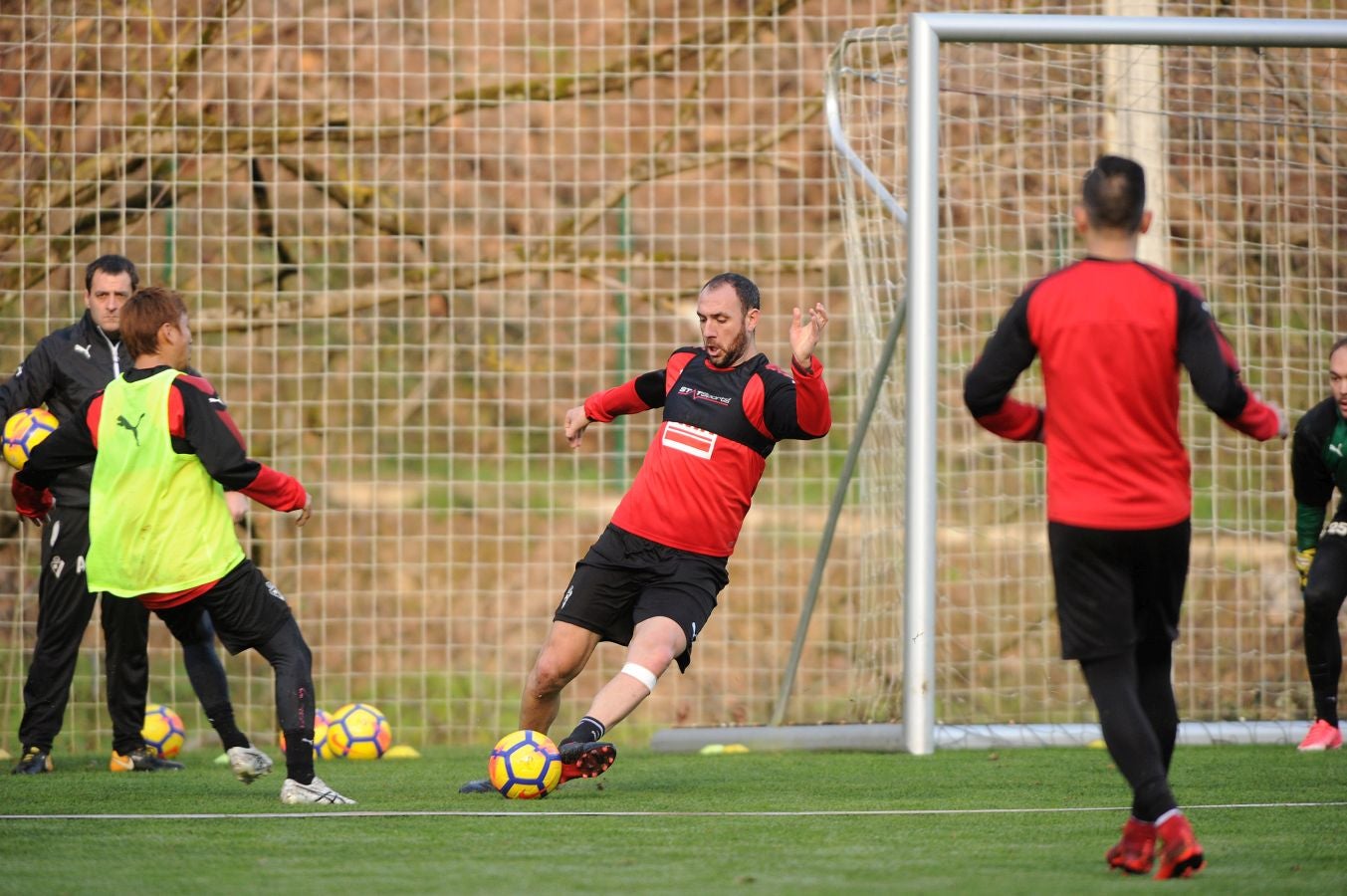 El centrocampista senegalés con pasaporte francés Pape Diop, segundo fichaje del Eibar en el mercado de invierno, se ha estrenado con sus compañeros este sábado en el entrenamiento desarrollado en Atxabalpe.