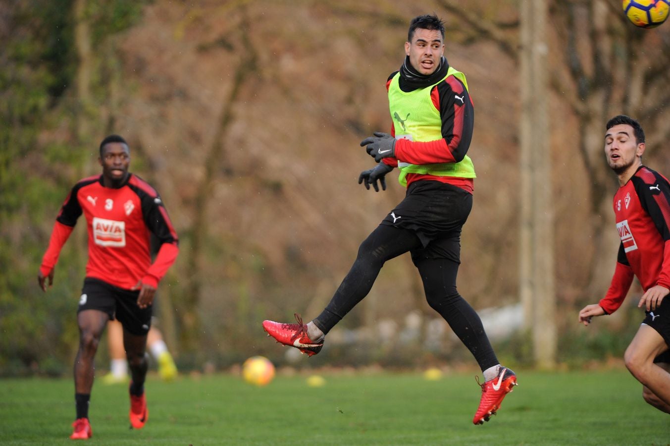 El centrocampista senegalés con pasaporte francés Pape Diop, segundo fichaje del Eibar en el mercado de invierno, se ha estrenado con sus compañeros este sábado en el entrenamiento desarrollado en Atxabalpe.