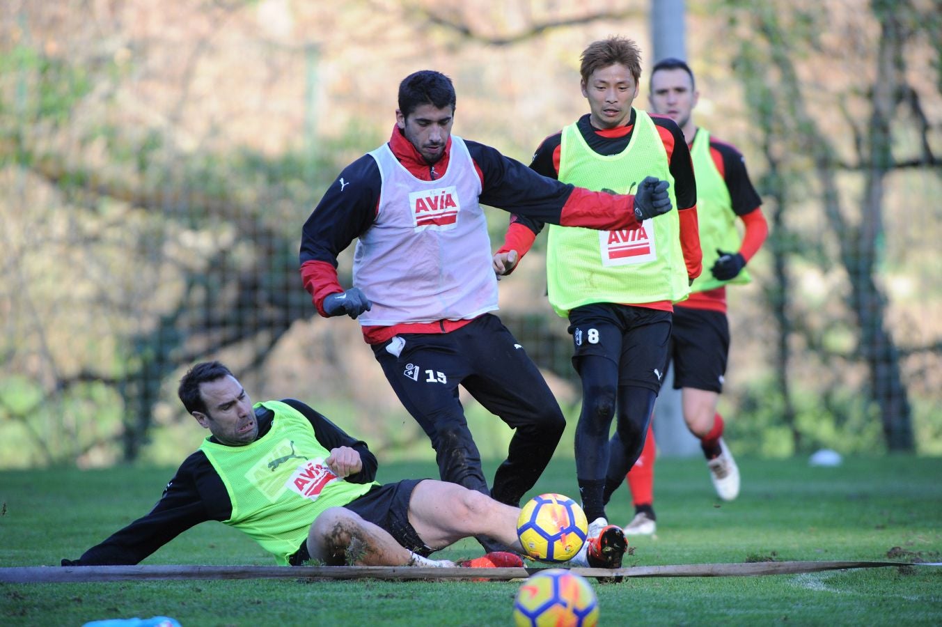 El centrocampista senegalés con pasaporte francés Pape Diop, segundo fichaje del Eibar en el mercado de invierno, se ha estrenado con sus compañeros este sábado en el entrenamiento desarrollado en Atxabalpe.