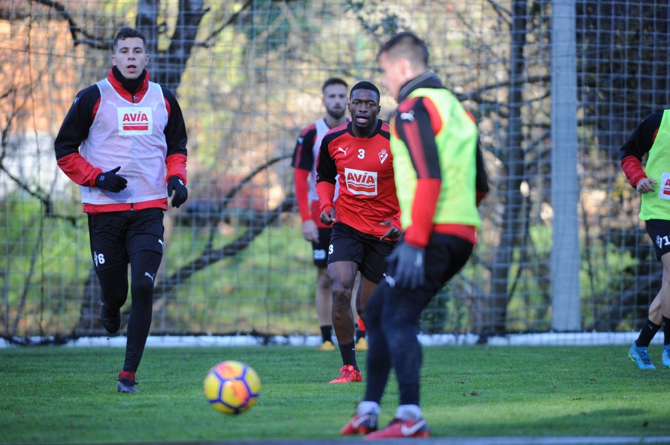 El centrocampista senegalés con pasaporte francés Pape Diop, segundo fichaje del Eibar en el mercado de invierno, se ha estrenado con sus compañeros este sábado en el entrenamiento desarrollado en Atxabalpe.