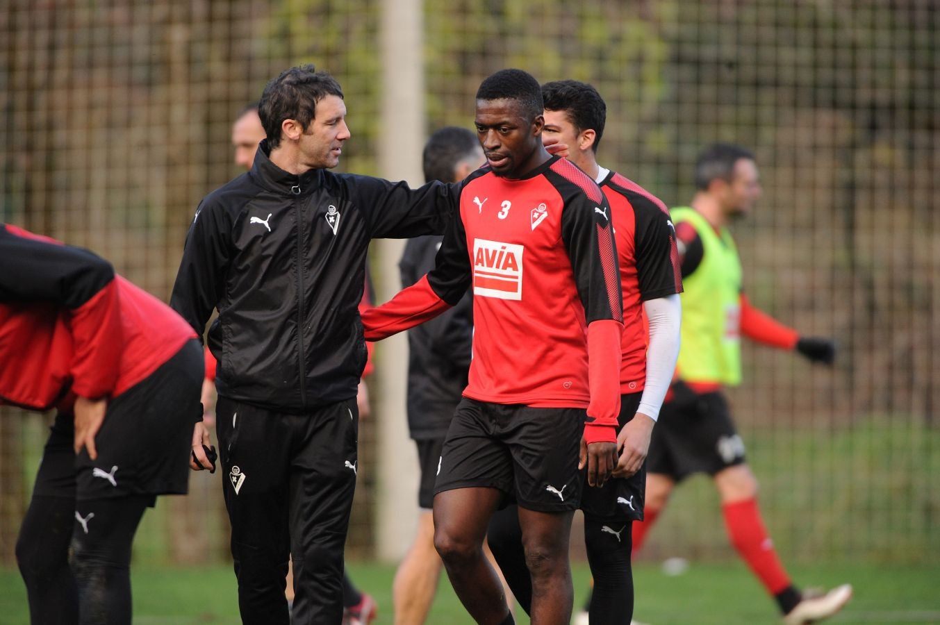El centrocampista senegalés con pasaporte francés Pape Diop, segundo fichaje del Eibar en el mercado de invierno, se ha estrenado con sus compañeros este sábado en el entrenamiento desarrollado en Atxabalpe.
