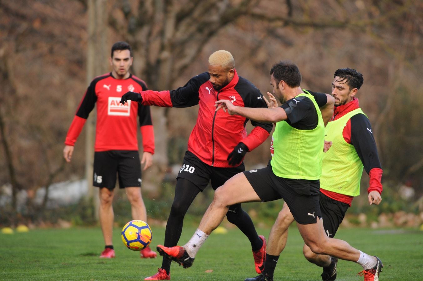 El centrocampista senegalés con pasaporte francés Pape Diop, segundo fichaje del Eibar en el mercado de invierno, se ha estrenado con sus compañeros este sábado en el entrenamiento desarrollado en Atxabalpe.