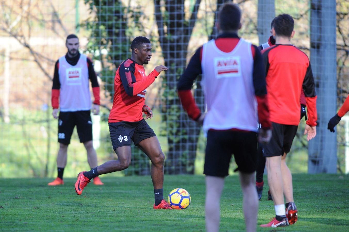 El centrocampista senegalés con pasaporte francés Pape Diop, segundo fichaje del Eibar en el mercado de invierno, se ha estrenado con sus compañeros este sábado en el entrenamiento desarrollado en Atxabalpe.