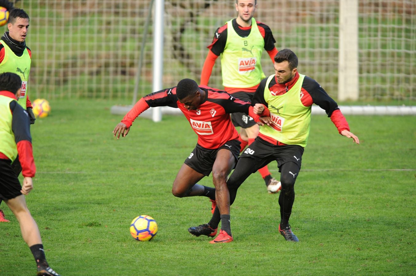 El centrocampista senegalés con pasaporte francés Pape Diop, segundo fichaje del Eibar en el mercado de invierno, se ha estrenado con sus compañeros este sábado en el entrenamiento desarrollado en Atxabalpe.