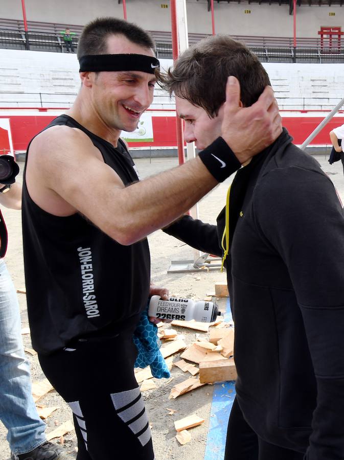 Joxean Etxeberria se ha impuesto con facilidad a Xabier Zaldua en el desafío de aizkora y carrera que les ha enfrentado este sábado en la plaza de toros de Azpeitia.