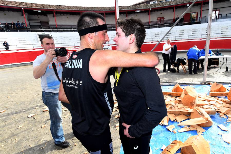 Joxean Etxeberria se ha impuesto con facilidad a Xabier Zaldua en el desafío de aizkora y carrera que les ha enfrentado este sábado en la plaza de toros de Azpeitia.
