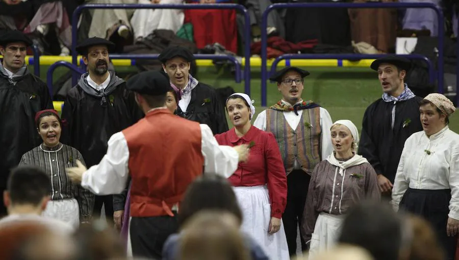 Un año más, Errenteria ha vibrado con su tradicional concurso de villancicos. Por la mañana, cerca de 400 niños procedentes de nueve coros infantiles han protagonizado una espectacular actuación, como prolegómeno del concurso, celebrado por la tarde. 