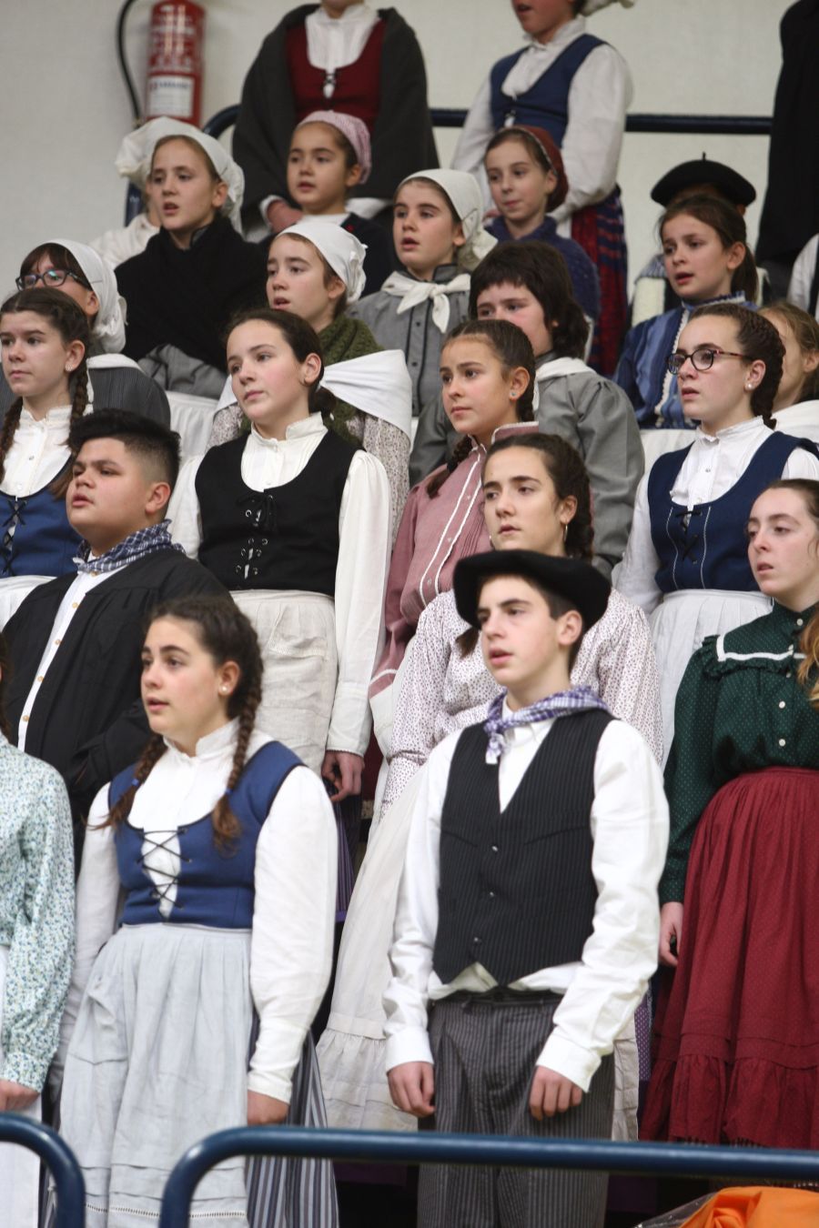 Un año más, Errenteria ha vibrado con su tradicional concurso de villancicos. Por la mañana, cerca de 400 niños procedentes de nueve coros infantiles han protagonizado una espectacular actuación, como prolegómeno del concurso, celebrado por la tarde. 