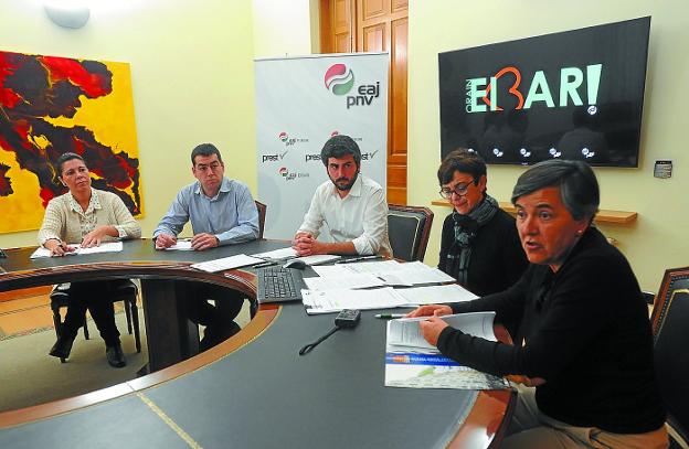 Corporativos del PNV de Eibar junto al logotipo que abre su campaña de proyectos.