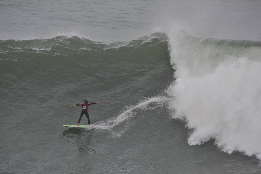 El estadounidense Nic Lamb ha sido el ganador de la duodécima edición del XII Punta Galea Challenge, campeonato internacional de surf sobre olas grandes disputado este sábado en aguas del Abra de Getxo, que ha contado con la participación de 24 surfistas y olas de hasta seis metros de altura.