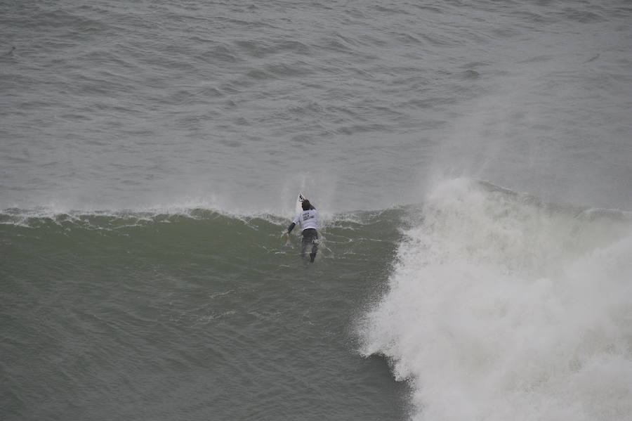 El estadounidense Nic Lamb ha sido el ganador de la duodécima edición del XII Punta Galea Challenge, campeonato internacional de surf sobre olas grandes disputado este sábado en aguas del Abra de Getxo, que ha contado con la participación de 24 surfistas y olas de hasta seis metros de altura.