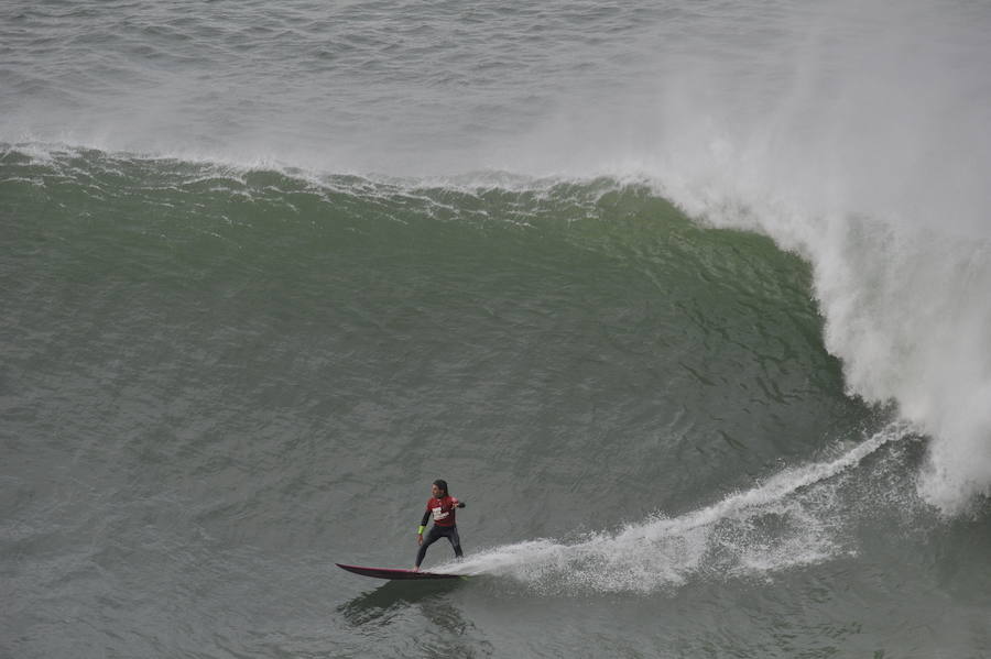 El estadounidense Nic Lamb ha sido el ganador de la duodécima edición del XII Punta Galea Challenge, campeonato internacional de surf sobre olas grandes disputado este sábado en aguas del Abra de Getxo, que ha contado con la participación de 24 surfistas y olas de hasta seis metros de altura.
